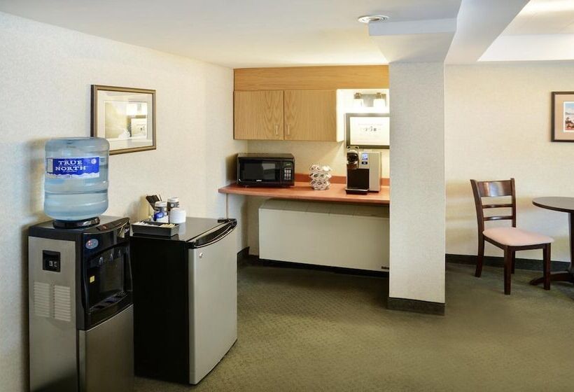 ホテル Greenwood Inn & Suites