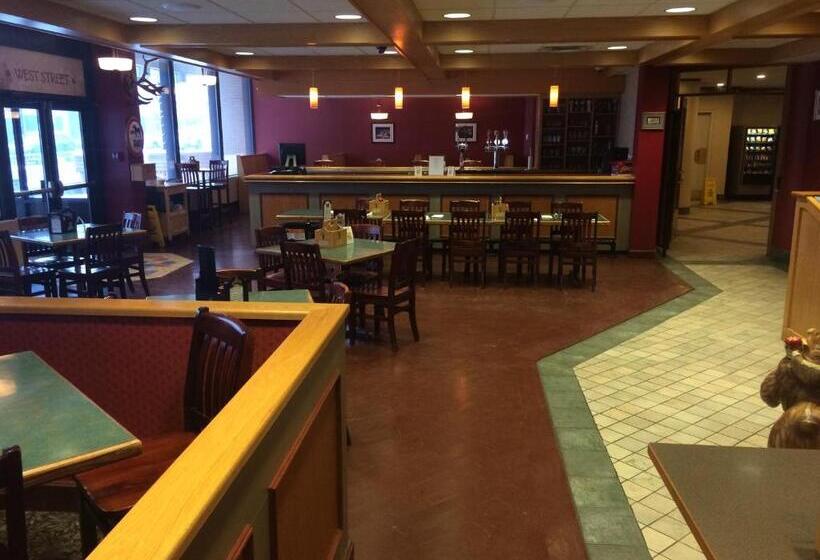فندق Greenwood Inn & Suites