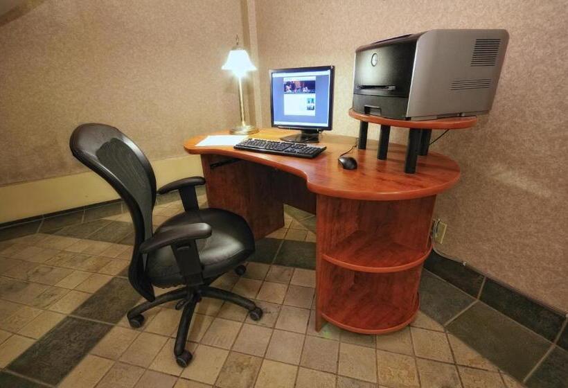 ホテル Greenwood Inn & Suites