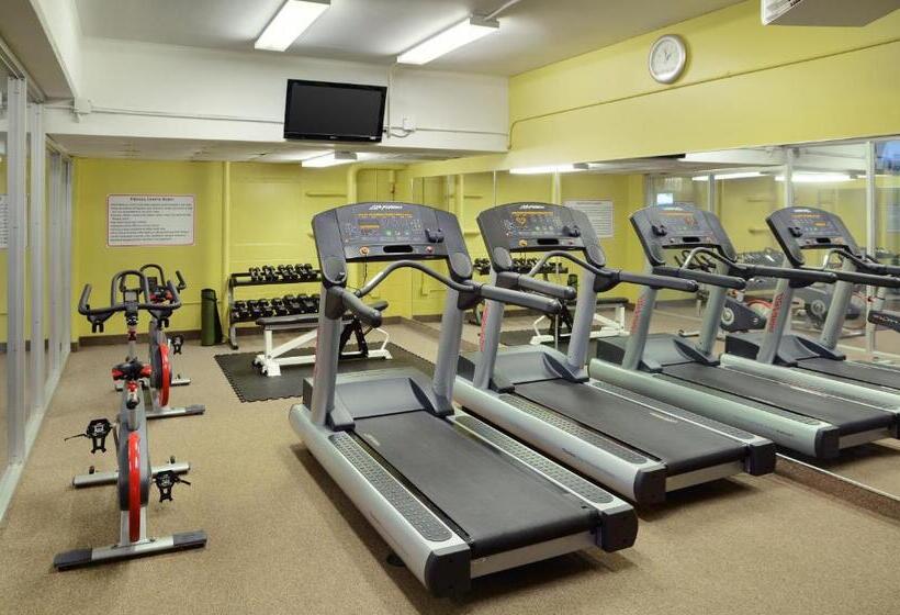 ホテル Greenwood Inn & Suites