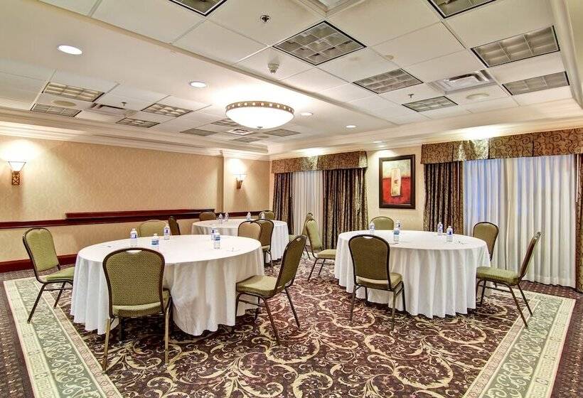 فندق Hampton Inn & Suites By Hilton   Guelph