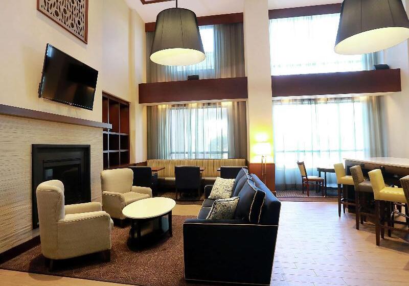 ホテル Hampton Inn & Suites By Hilton Laval