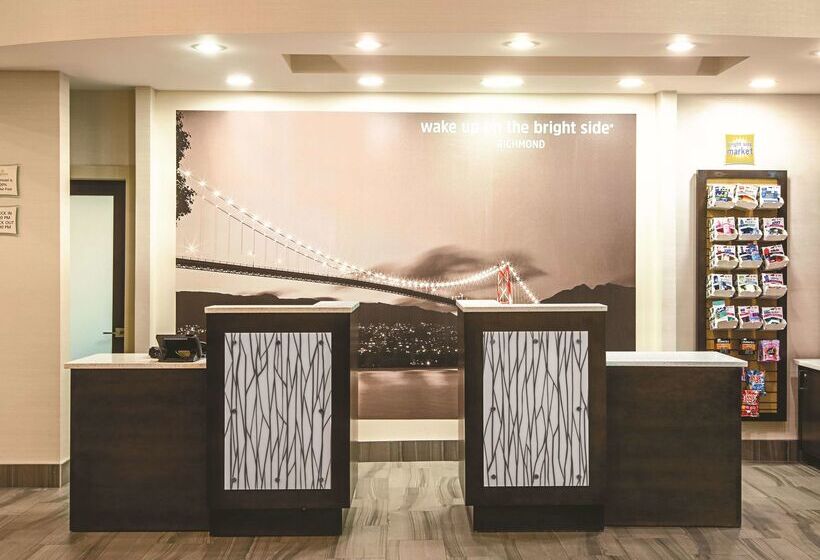 Отель La Quinta Inn By Wyndham Vancouver Airport