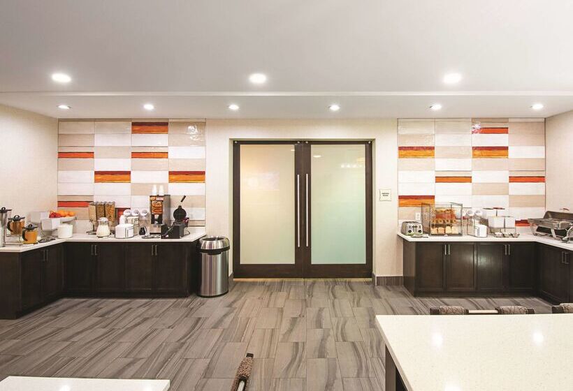 Отель La Quinta Inn By Wyndham Vancouver Airport