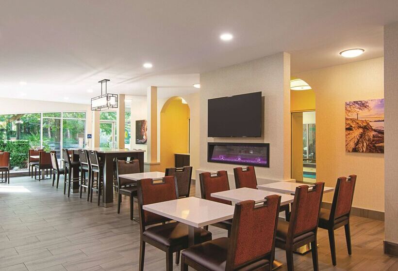 Отель La Quinta Inn By Wyndham Vancouver Airport