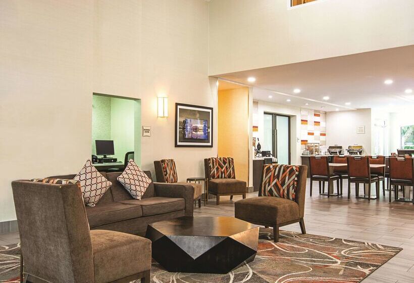 Отель La Quinta Inn By Wyndham Vancouver Airport