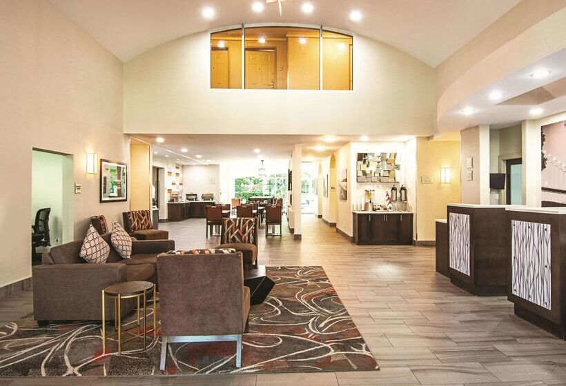 Отель La Quinta Inn By Wyndham Vancouver Airport