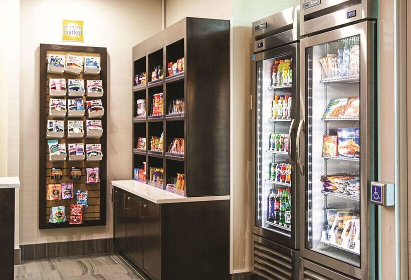 Отель La Quinta Inn By Wyndham Vancouver Airport