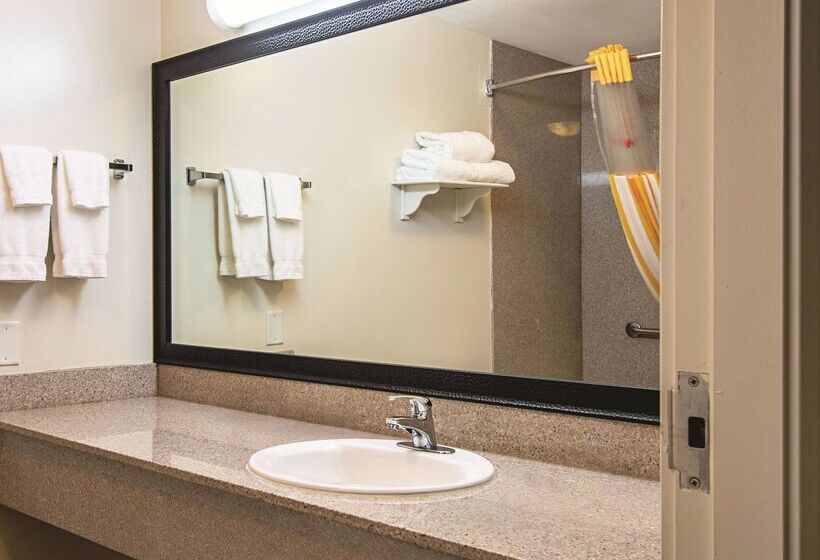 Отель La Quinta Inn By Wyndham Vancouver Airport