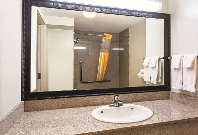 Отель La Quinta Inn By Wyndham Vancouver Airport