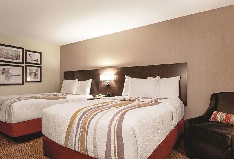 Отель La Quinta Inn By Wyndham Vancouver Airport