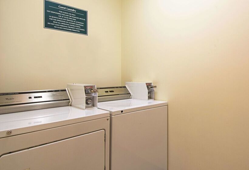 Отель La Quinta Inn By Wyndham Vancouver Airport