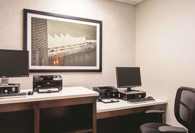 Отель La Quinta Inn By Wyndham Vancouver Airport