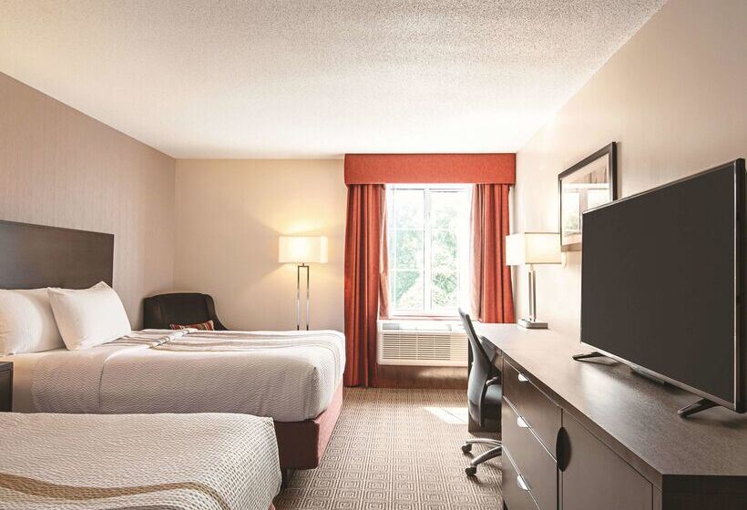 Отель La Quinta Inn By Wyndham Vancouver Airport