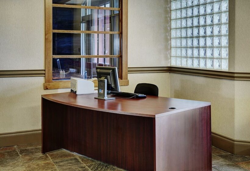 בית מלון כפרי Lakeview Inns & Suites   Fort Saskatchewan