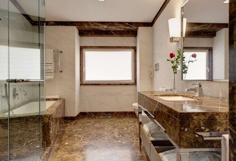 Отель Meliá Genova