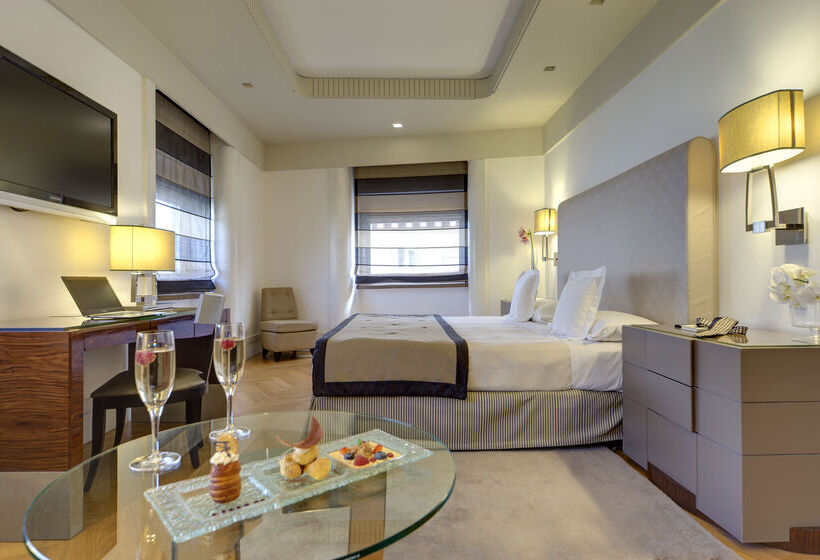 Отель Meliá Genova