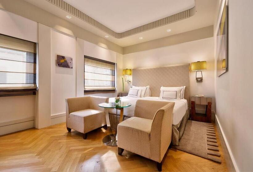 Отель Meliá Genova