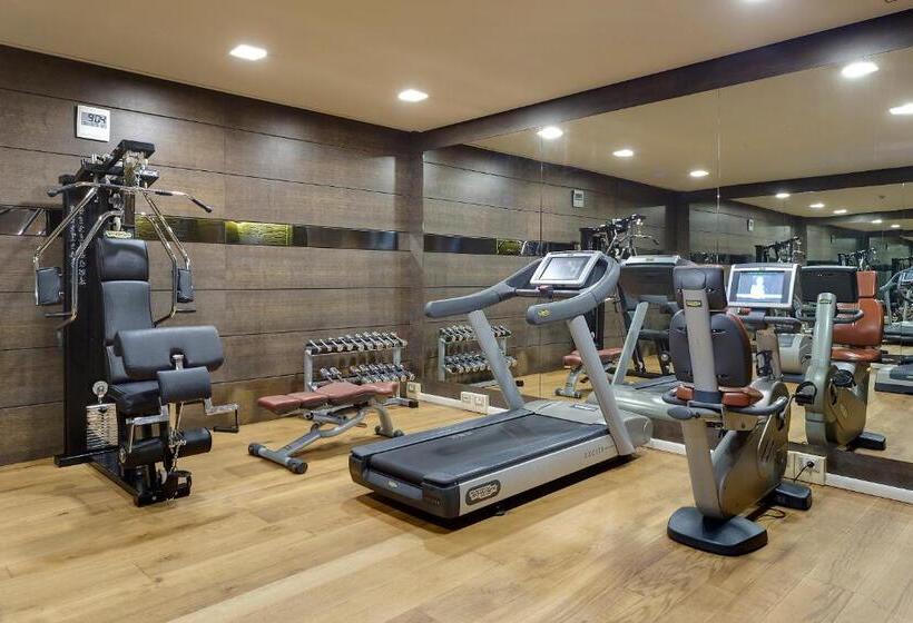 Отель Meliá Genova