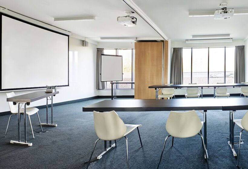 בית מלון כפרי Park Inn By Radisson Liege Airport