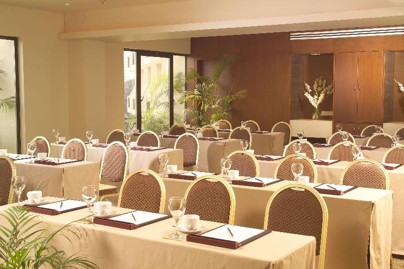 هتل Radisson Blu Dhaka Water Garden