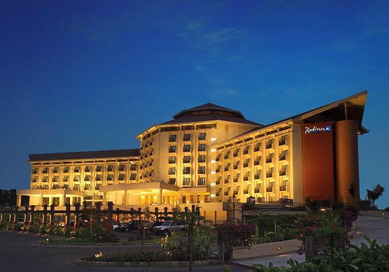 هتل Radisson Blu Dhaka Water Garden