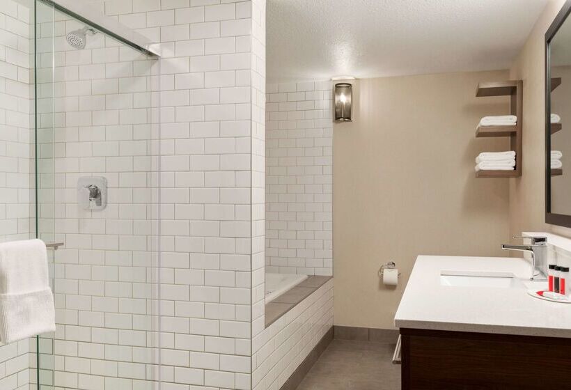 فندق Canalta Airdrie