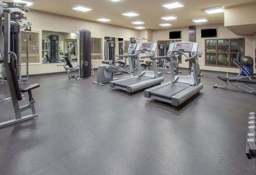 فندق Ramada By Wyndham Camrose