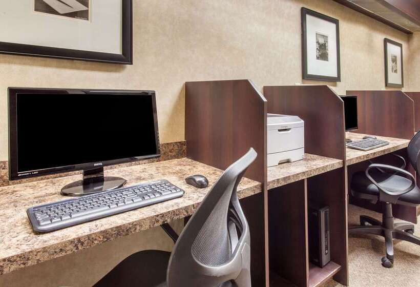 فندق Ramada By Wyndham Camrose