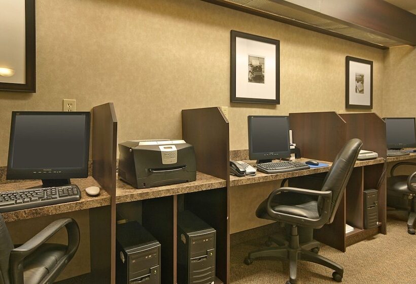 فندق Ramada By Wyndham Camrose