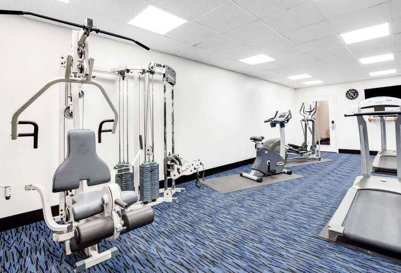 בית מלון כפרי Ramada By Wyndham Marina