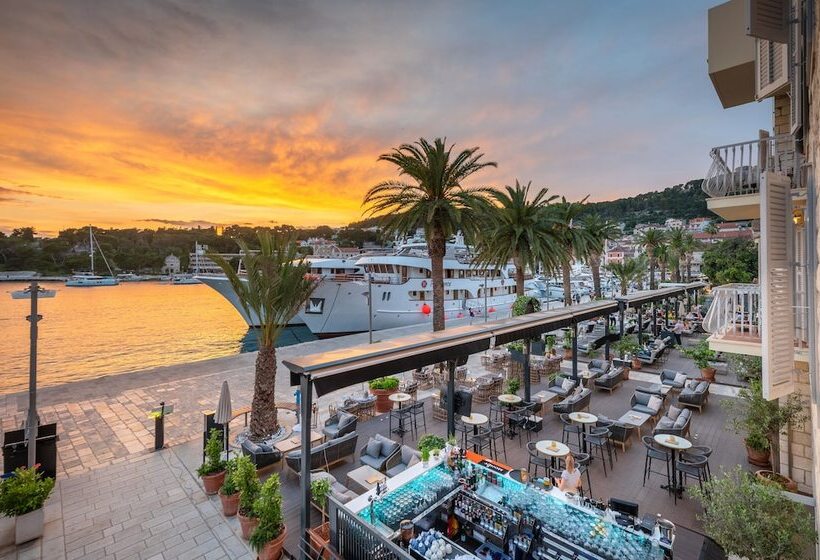 ホテル Riva Marina Hvar