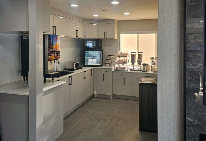هتل Rodeway Inn & Suites