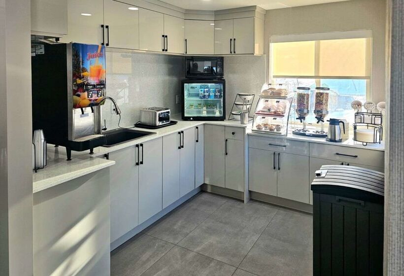 هتل Rodeway Inn & Suites