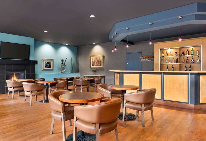 Royal Hotel Edmonton Airport Trademark Collection By Wyndham