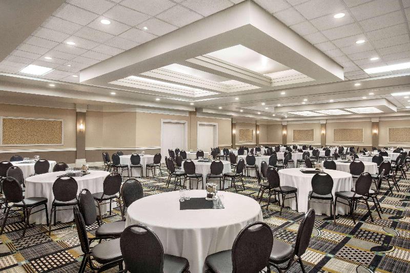 Royal Hotel Edmonton Airport Trademark Collection By Wyndham