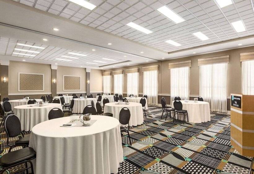 Royal Hotel Edmonton Airport Trademark Collection By Wyndham