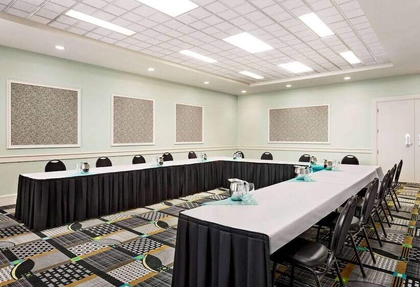 Royal Hotel Edmonton Airport Trademark Collection By Wyndham