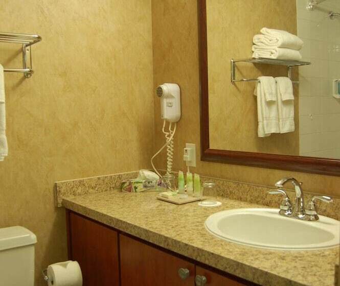 فندق Slave Lake Inn & Conference Centre