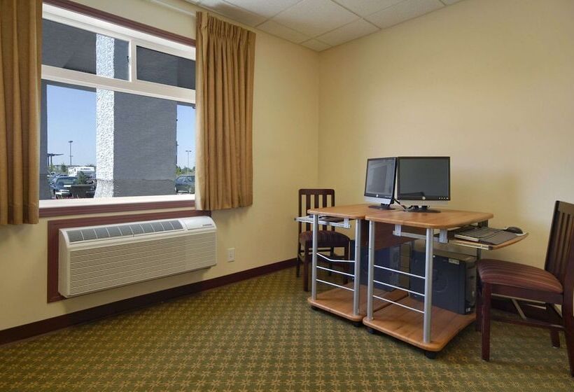 فندق Super 8 By Wyndham Fort Saskatchewan