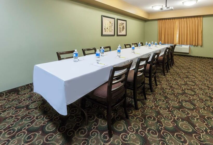فندق Super 8 By Wyndham Fort Saskatchewan