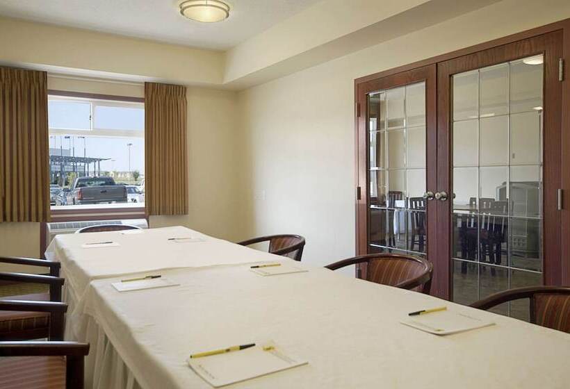 فندق Super 8 By Wyndham Fort Saskatchewan