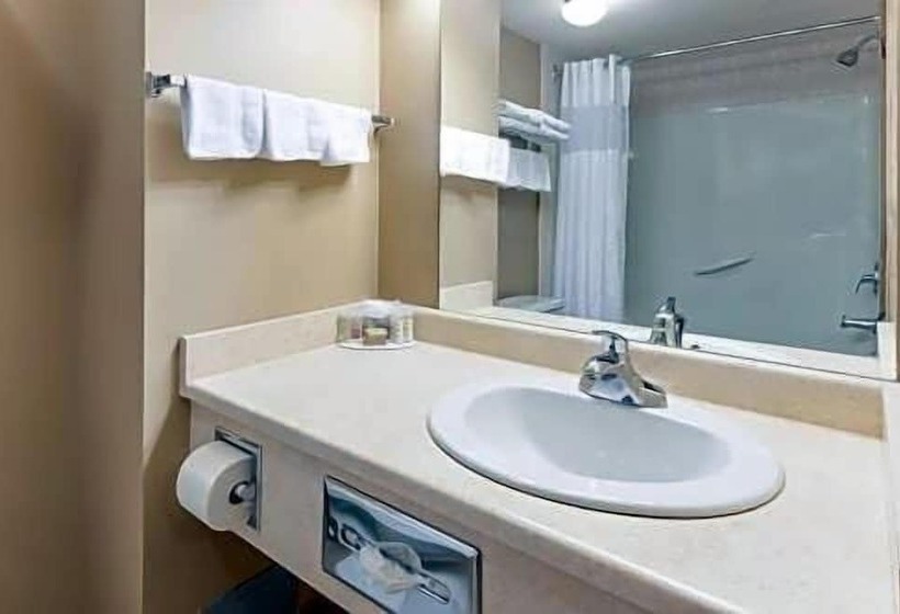 فندق Super 8 By Wyndham Fort Saskatchewan