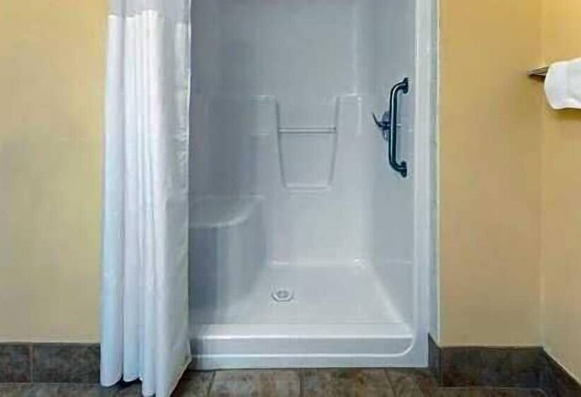 فندق Super 8 By Wyndham Fort Saskatchewan