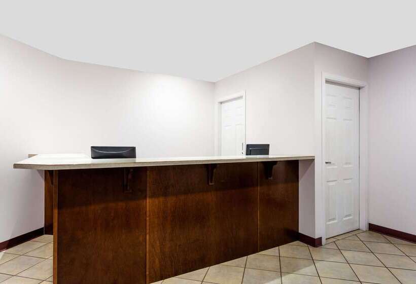 酒店 Super 8 By Wyndham Lake Country/winfield Area