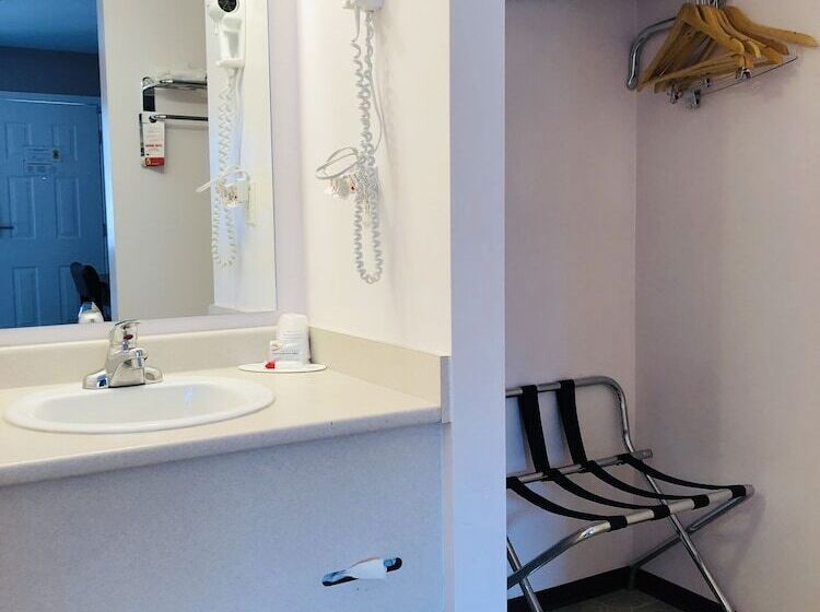 酒店 Super 8 By Wyndham Lake Country/winfield Area