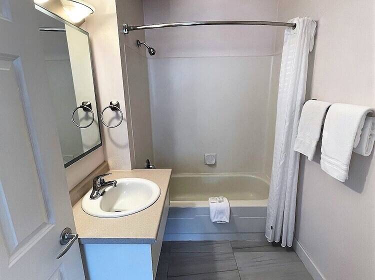 酒店 Super 8 By Wyndham Lake Country/winfield Area