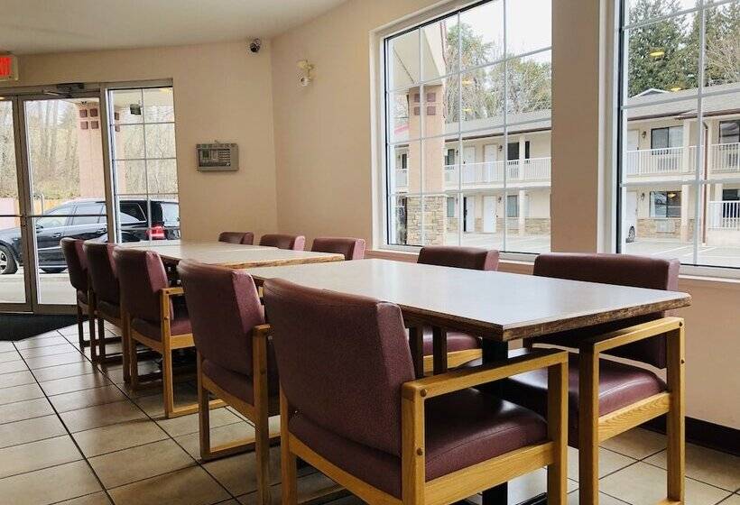 酒店 Super 8 By Wyndham Lake Country/winfield Area