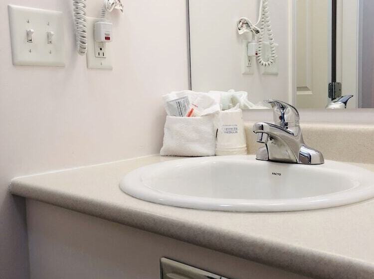 酒店 Super 8 By Wyndham Lake Country/winfield Area