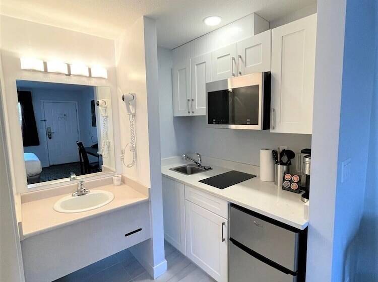 酒店 Super 8 By Wyndham Lake Country/winfield Area